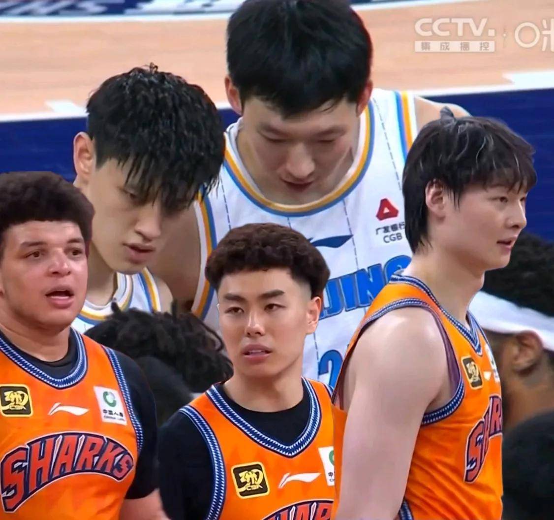 爱游戏官网-包含北京首钢训练开放日;关键时刻再遭质疑引欢呼;欧联在即;更衣室氛围转暖的词条