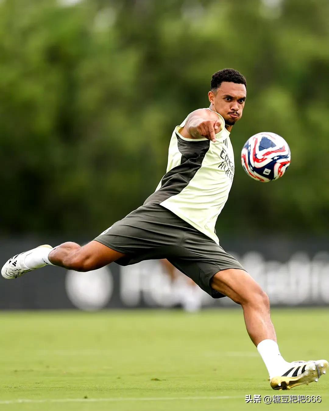 爱游戏官网-包含马德里竞技迎社区盾关键赛,冲刺阶段外线爆发,质疑声仍在,训练强度明显提升的词条